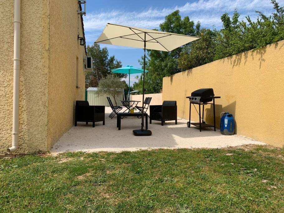 Loue Studio Dans Une Villa Avec Piscine Terrasse Saint-Theodorit Exterior photo